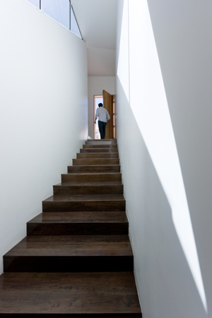 Η ξύλινη σκάλα και στο βάθος η είσοδος του σπιτιού Η ξύλινη σκάλα και στο βάθος η είσοδος του σπιτιού